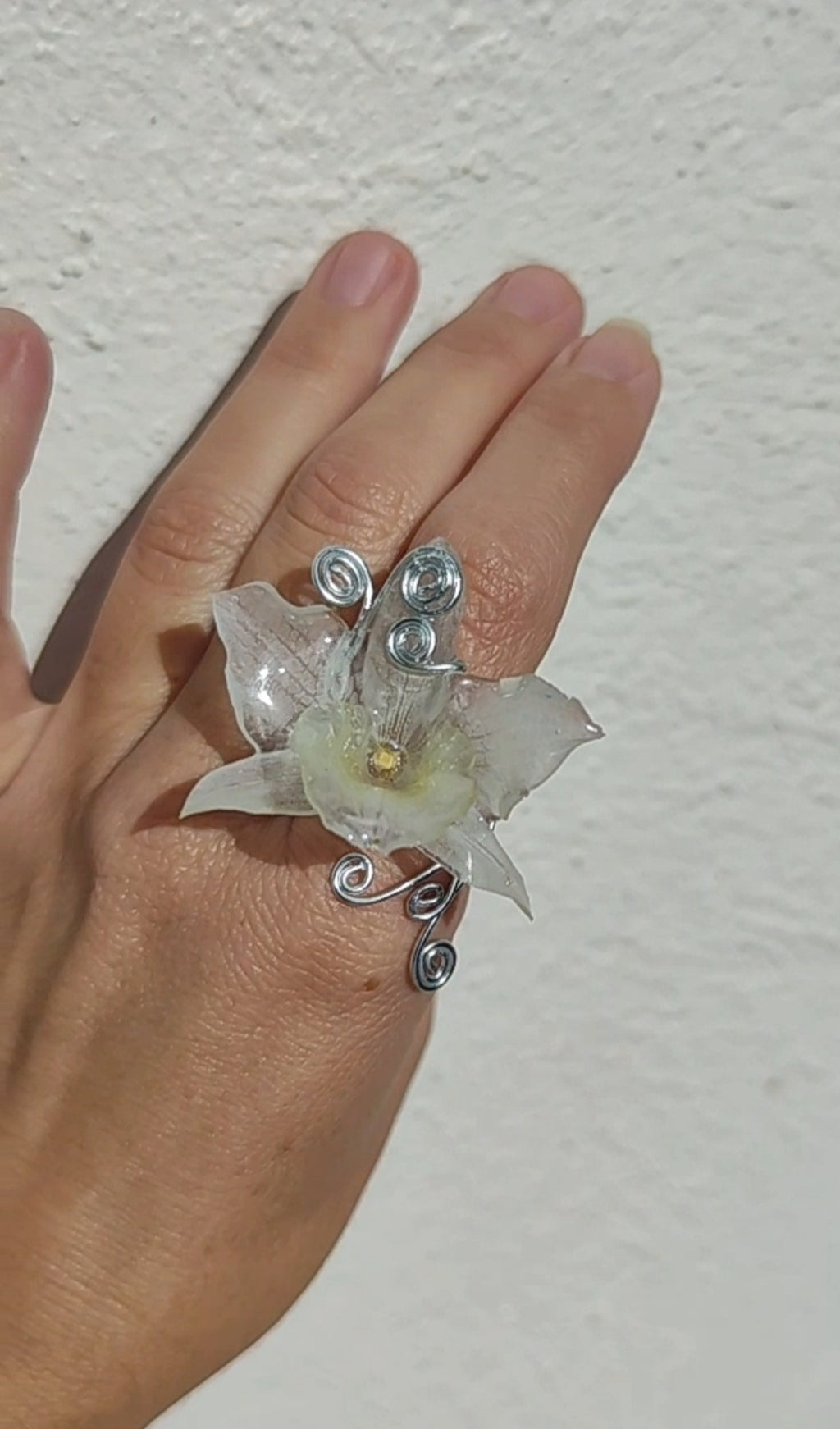 Anillo hecho a mano con alambre y orquídea blanca dendrobium