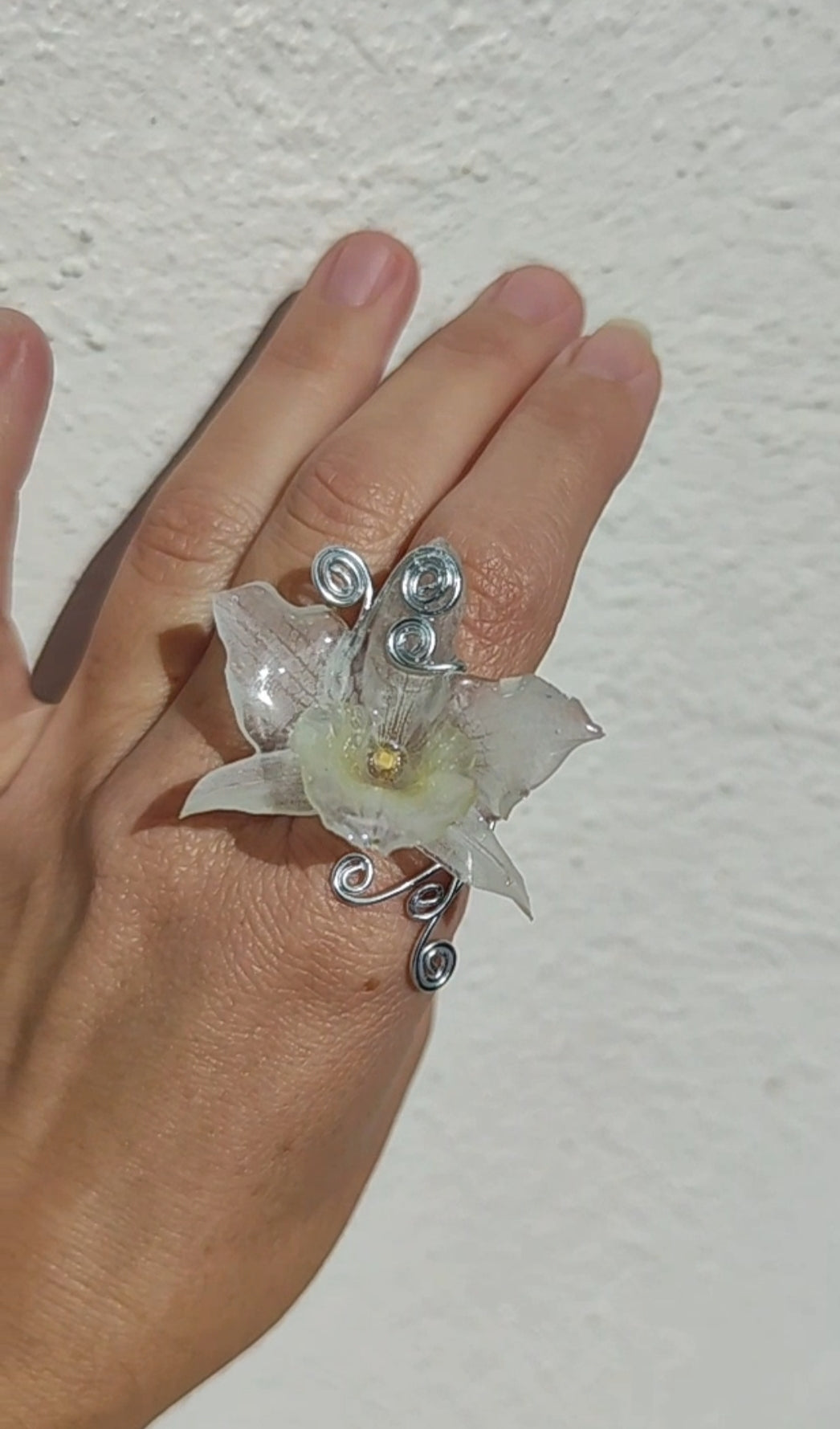 Anillo hecho a mano con alambre y orquídea blanca dendrobium