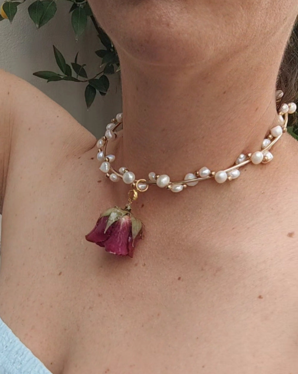 Collar Exclusivo de Perlas Naturales y Rosa Roja Preservada | Joyería Artesanal Única | eternalflowersbyMonicaDelgado