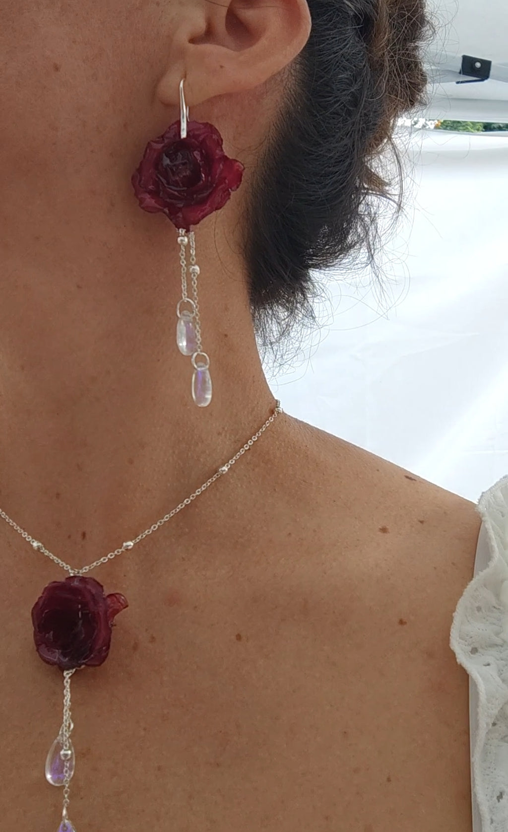 Conjunto de Collar y Pendientes con Rosas Reales Resinadas Burdeos. Joyería Floral Preservada con Lágrimas de Cristal. Regalo Romántico Artesanal