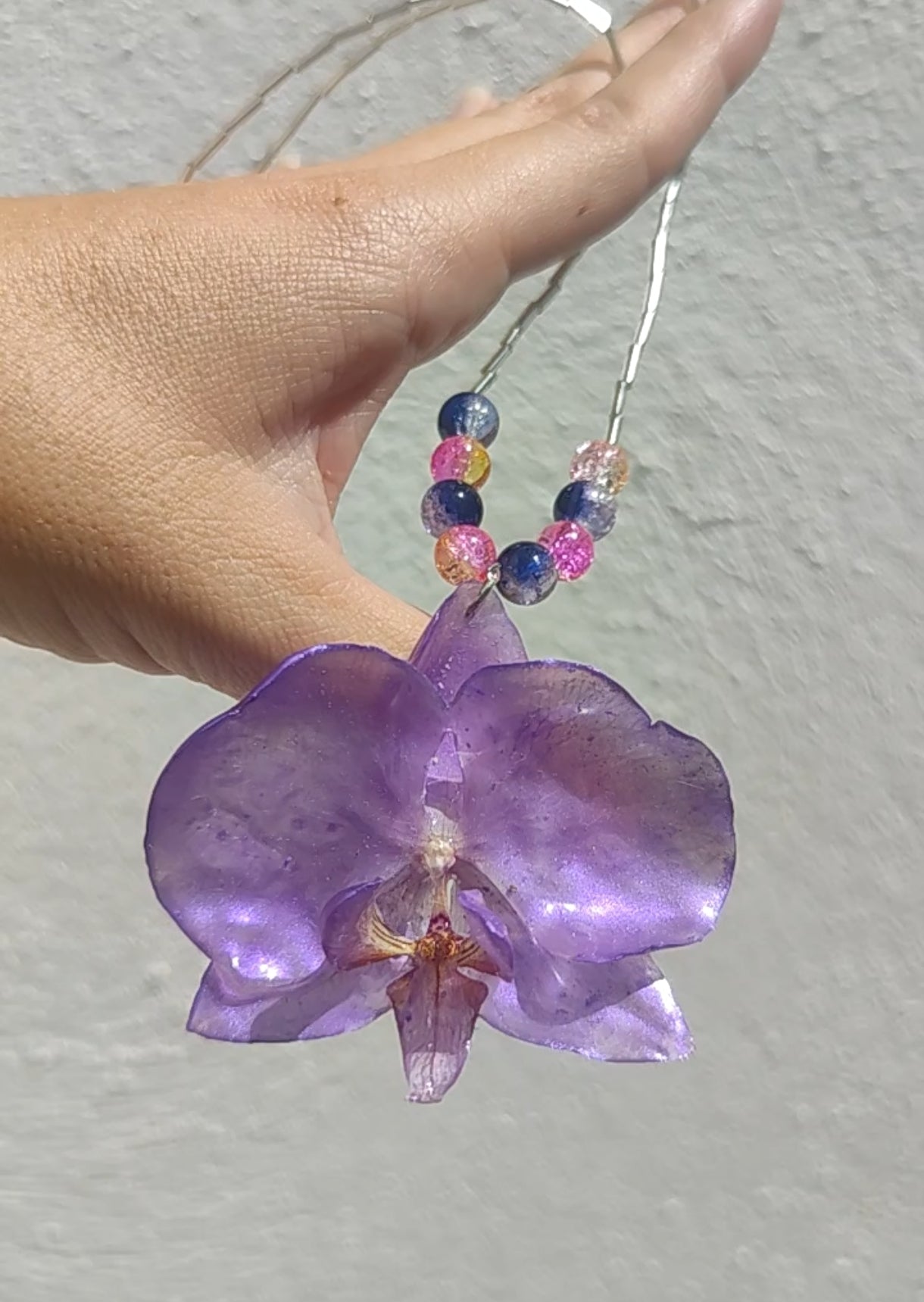 Collar con orquídea auténtica en resina