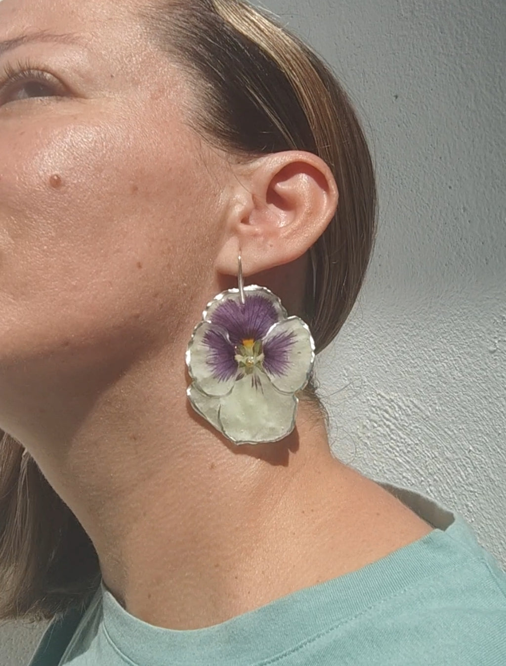 Pendientes con flor de pensamiento real. Joyería botánica artesanal. Pendientes de resina hechos a mano. Regalo natural y original