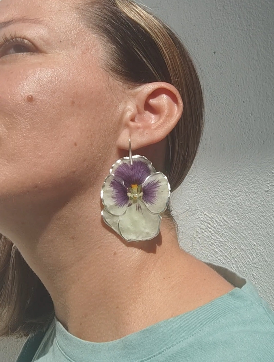 Pendientes con flor de pensamiento real. Joyería botánica artesanal. Pendientes de resina hechos a mano. Regalo natural y original