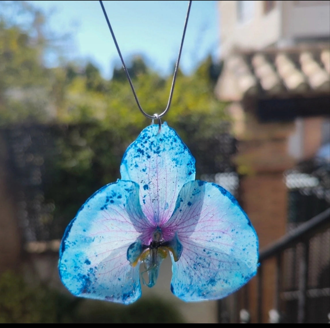 Collar con orquídea real resinada