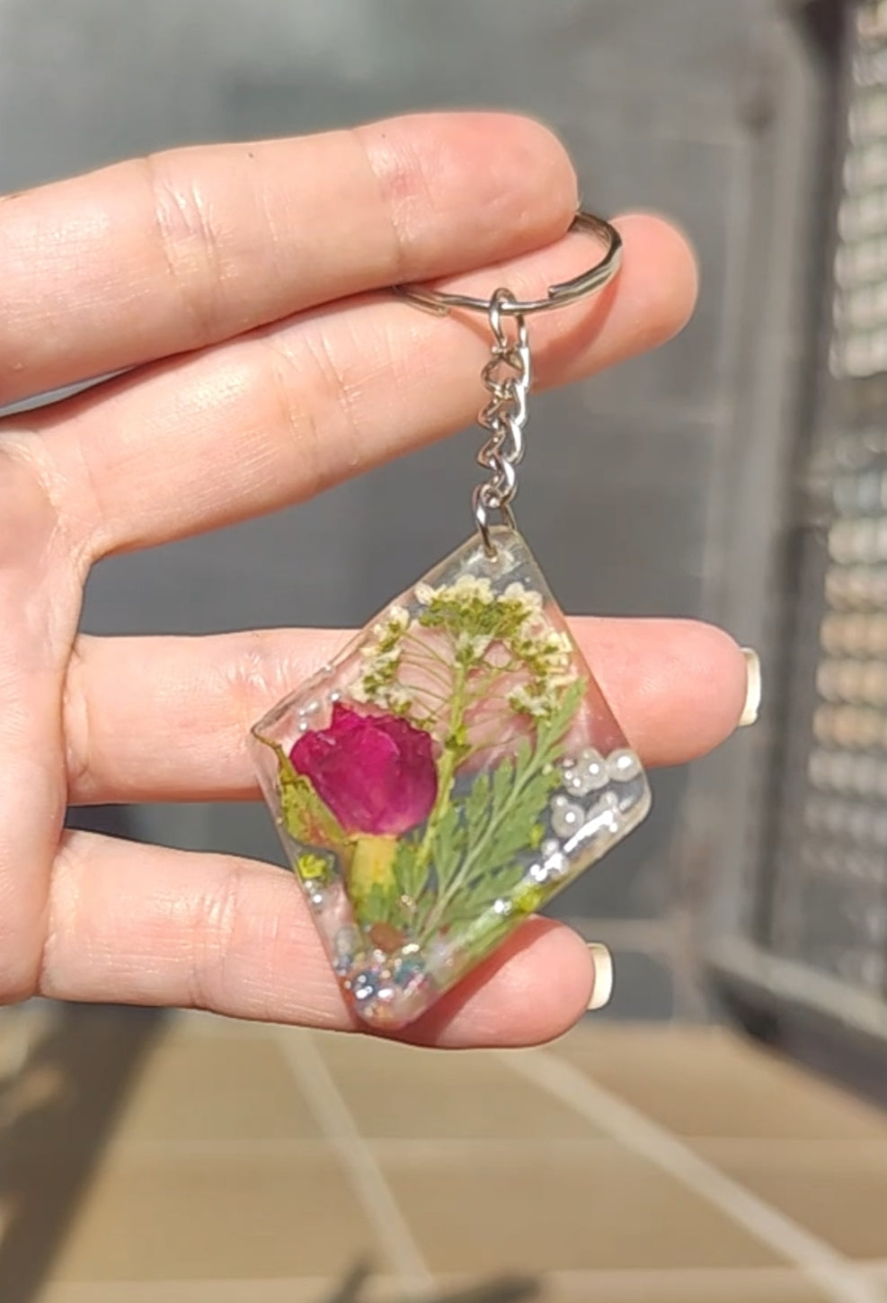 Llavero artesanal con flores prensadas