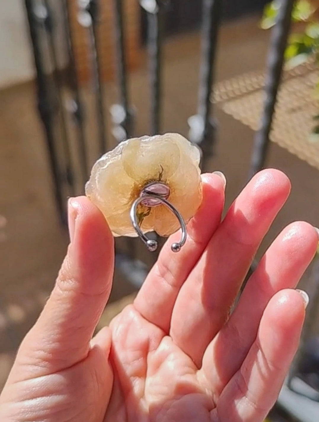 Anillo de rosa real resinada