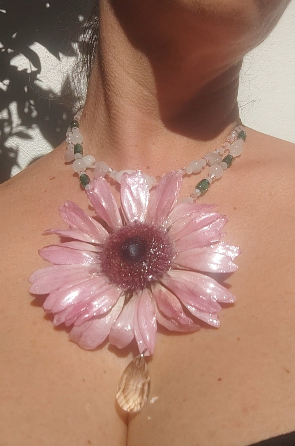 Collar Doble 2 en 1 con Flor Real de Gerbera Rosa Resinada, Cuarzo Rosa y Cristal Facetado. Collar Natural Desmontable con Alfiler. Joyería Hecha a Mano