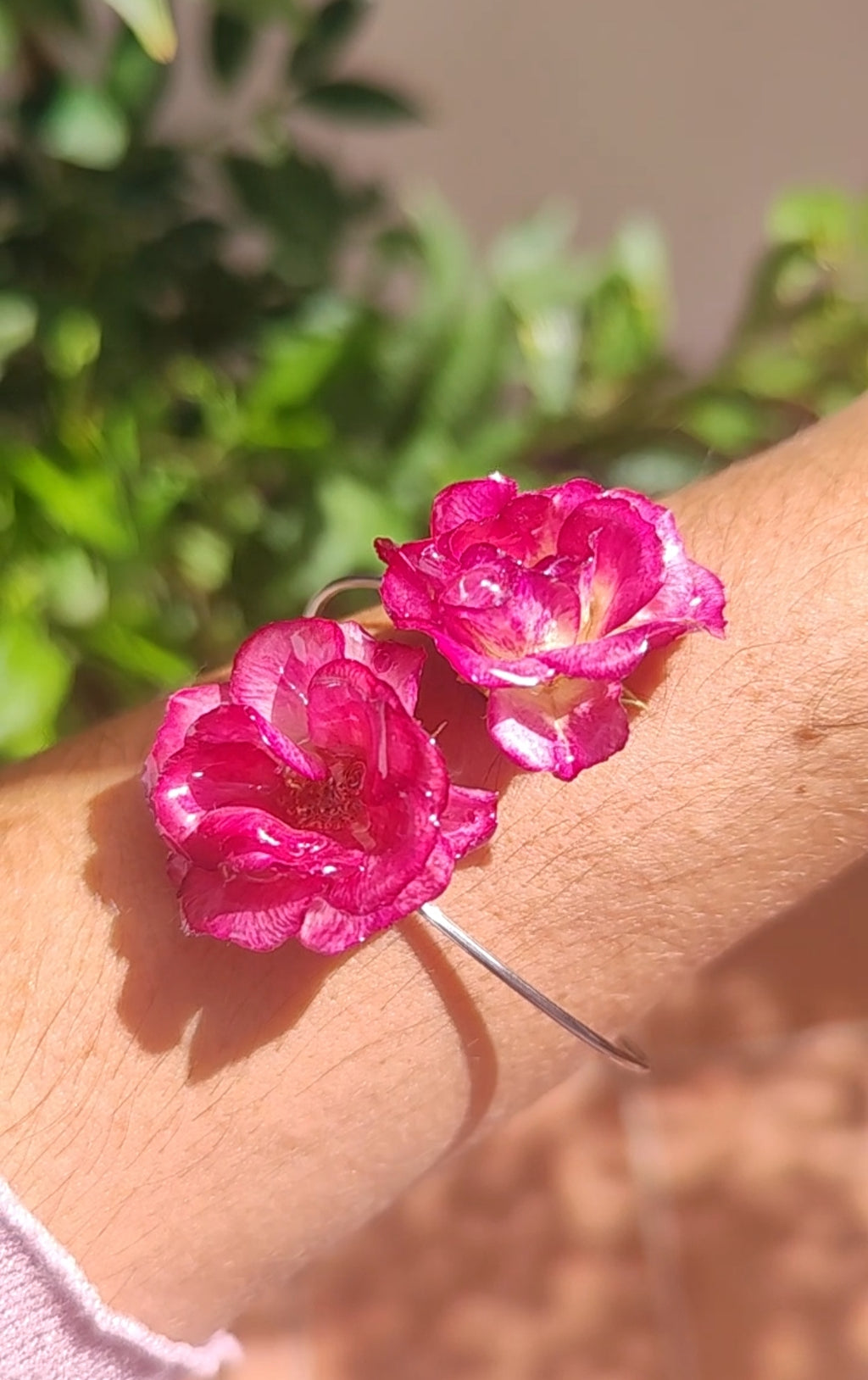 Pulsera de Rosas Reales. Brazalete de Acero Inoxidable con Rosas Preservadas en Resina, Joyería Artesanal, Regalo Romántico para Ella