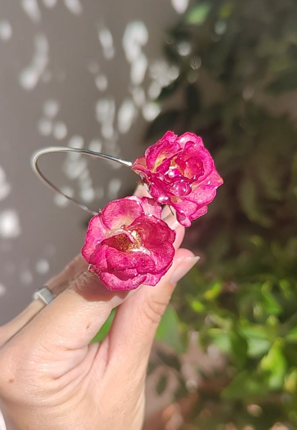 Pulsera de Rosas Reales. Brazalete de Acero Inoxidable con Rosas Preservadas en Resina, Joyería Artesanal, Regalo Romántico para Ella
