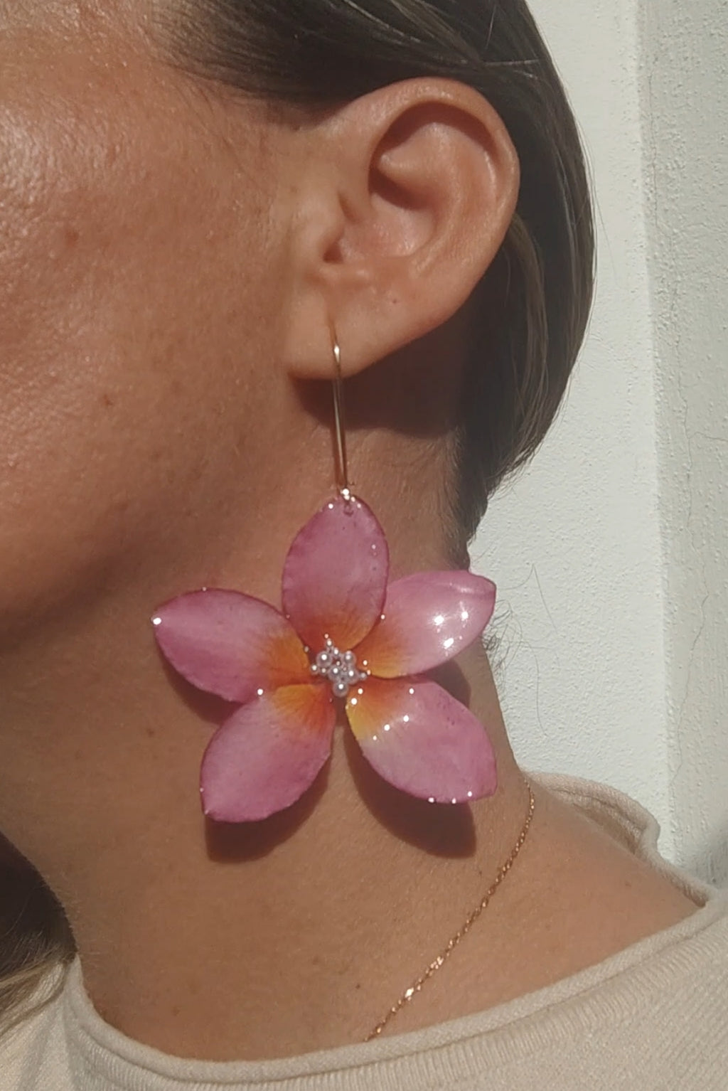 Pendientes flor de plumeria resinada con perlita central. Hechos a mano. Ganchos de acero inoxidable. Joyería floral ligera y elegante