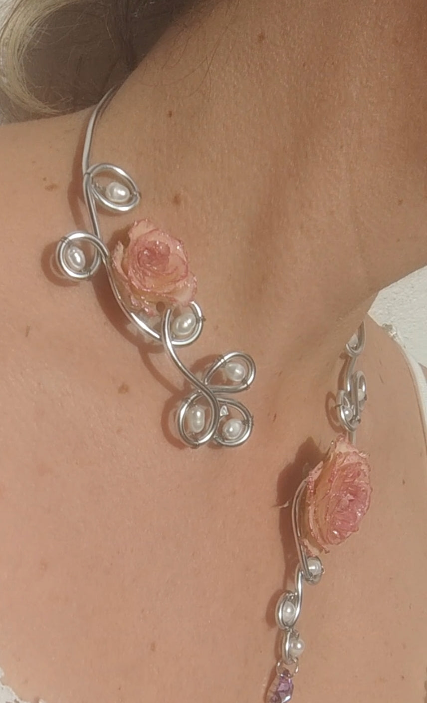 Collar de Alambrismo Hecho a Mano con Perlas Naturales de Río y Rosa Real Resinada – Joyería Artesanal Única