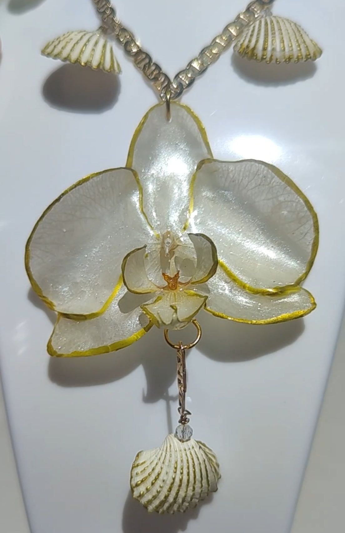 Collar orquídea natural resinada dorada | Joyería concha marina y cristal facetado | Collar único y exclusivo hecho a mano