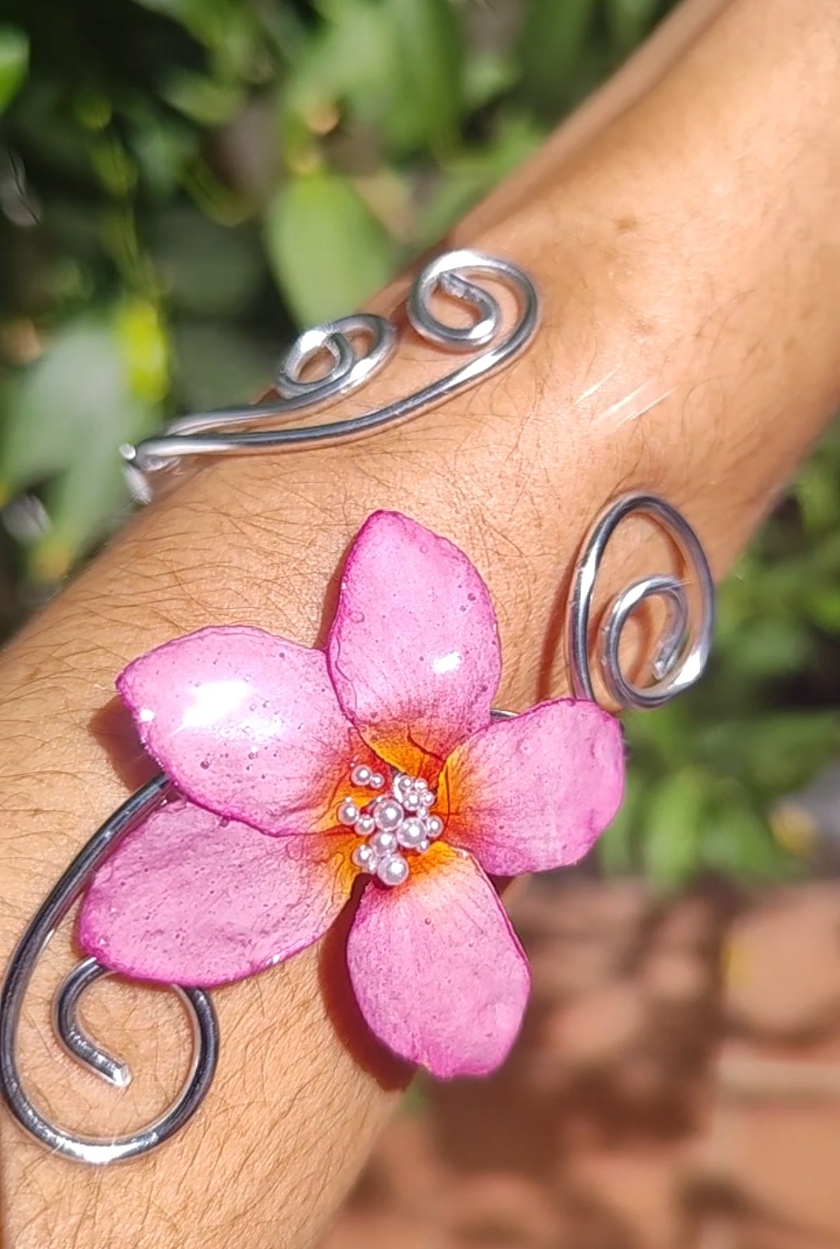 Pulsera Artesanal de Alambre con Flor Real de Plumeria en Resina y Perlitas · Joyería Hecha a Mano · Regalo Boho Único