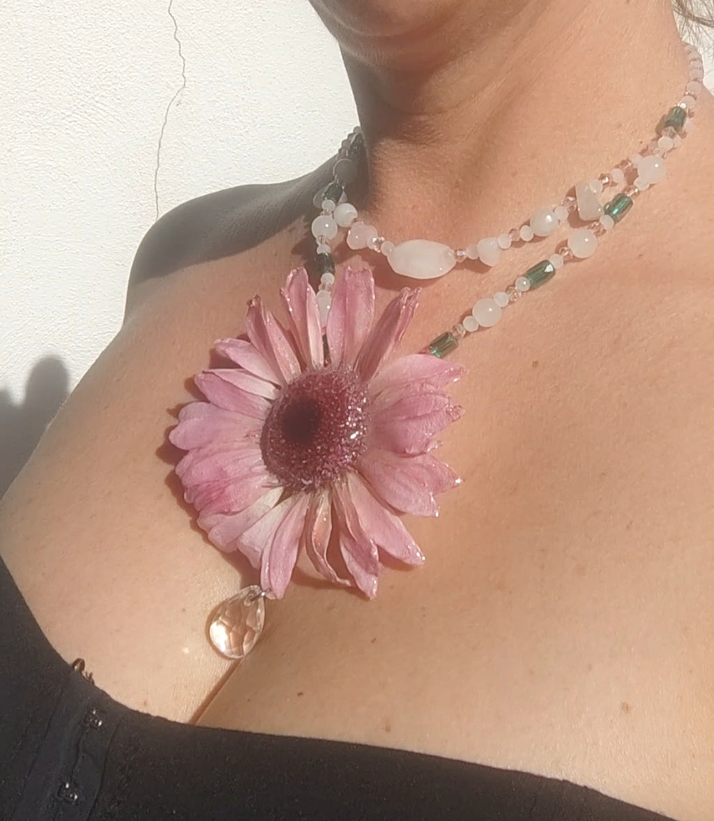 Collar Doble 2 en 1 con Flor Real de Gerbera Rosa Resinada, Cuarzo Rosa y Cristal Facetado. Collar Natural Desmontable con Alfiler. Joyería Hecha a Mano