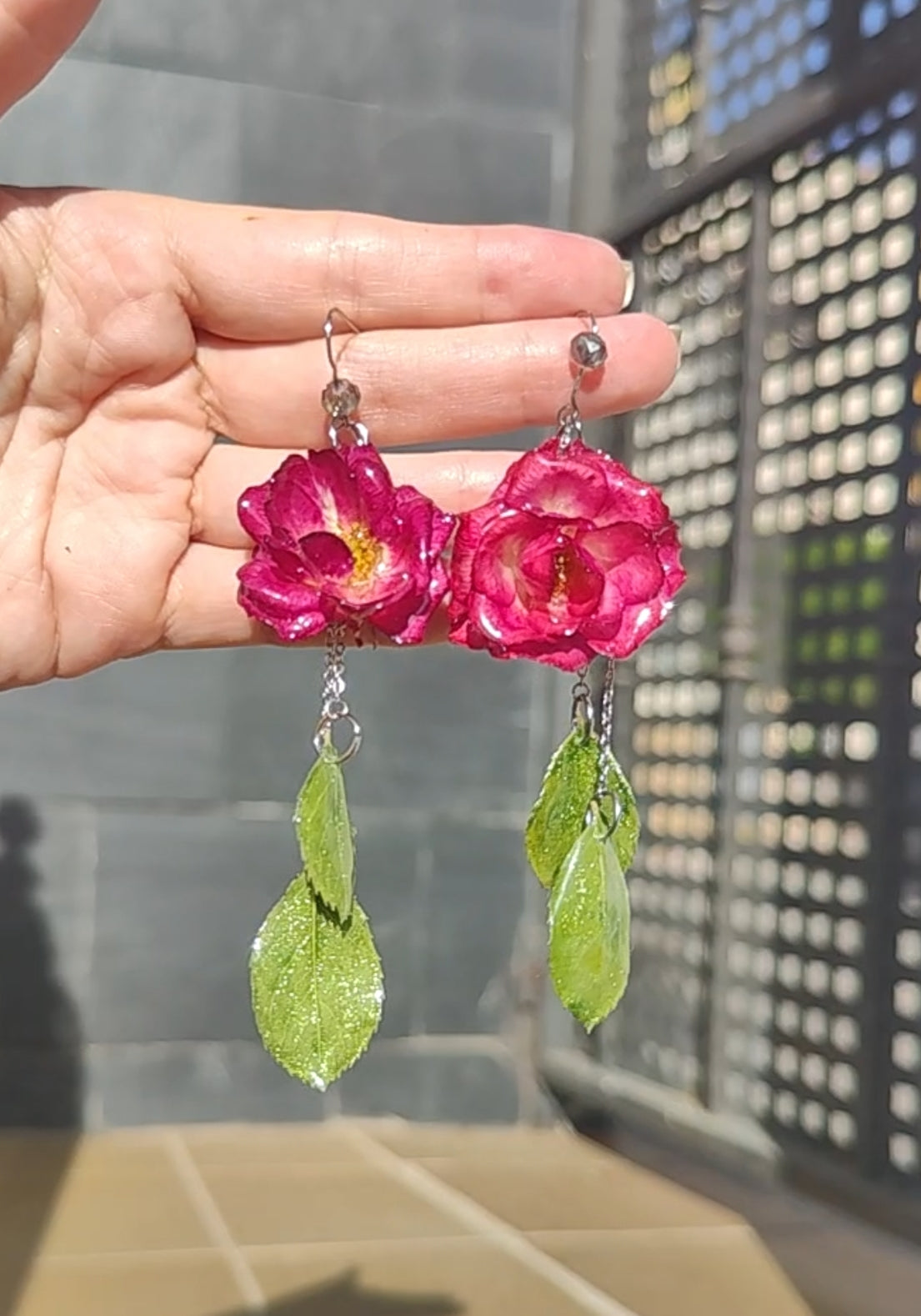 Pendientes de hojas y rosas reales