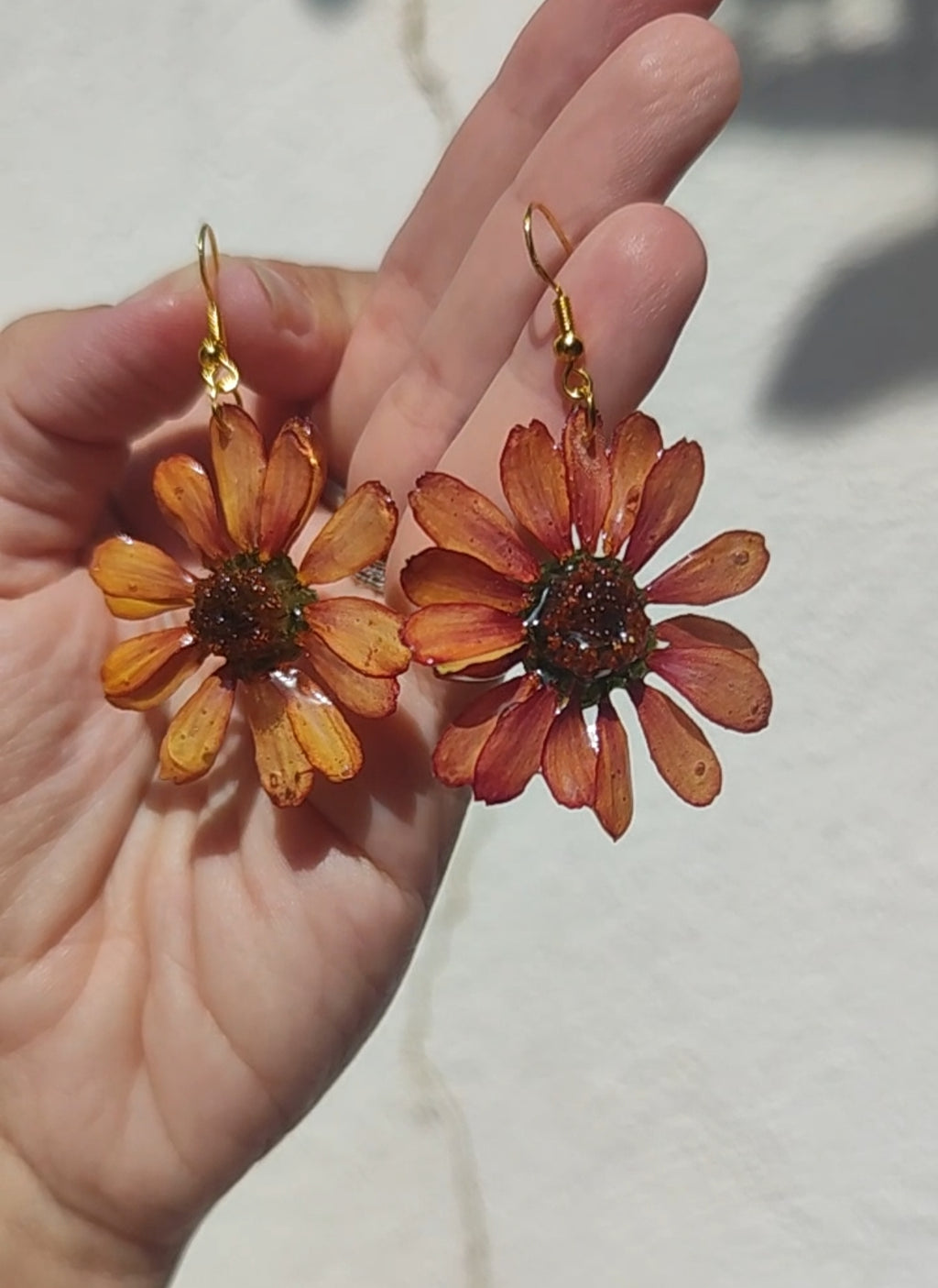 Pendientes de margaritas naranjas naturales en resina. Joyas florales artesanales. Acero inoxidable hipoalergénico