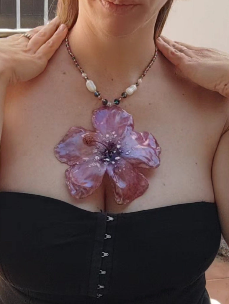 Collar Hibisco Rojo Hecho a Mano, Collar con Perlas Barrocas Naturales, Cristal Facetado y Nácar Iridiscente, Joyería Floral