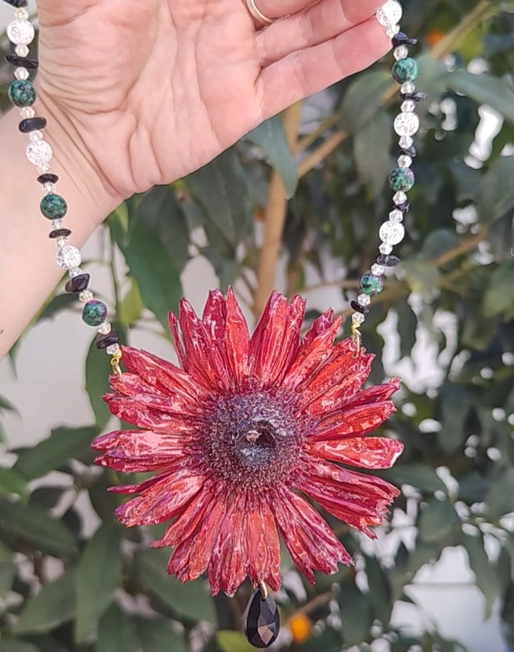 Collar Gerbera Roja Hecho a Mano, Collar con Cristal Facetado, Obsidiana y Piedra Mineral, Flor Pintada con Nácar Iridiscente, Joyería Floral