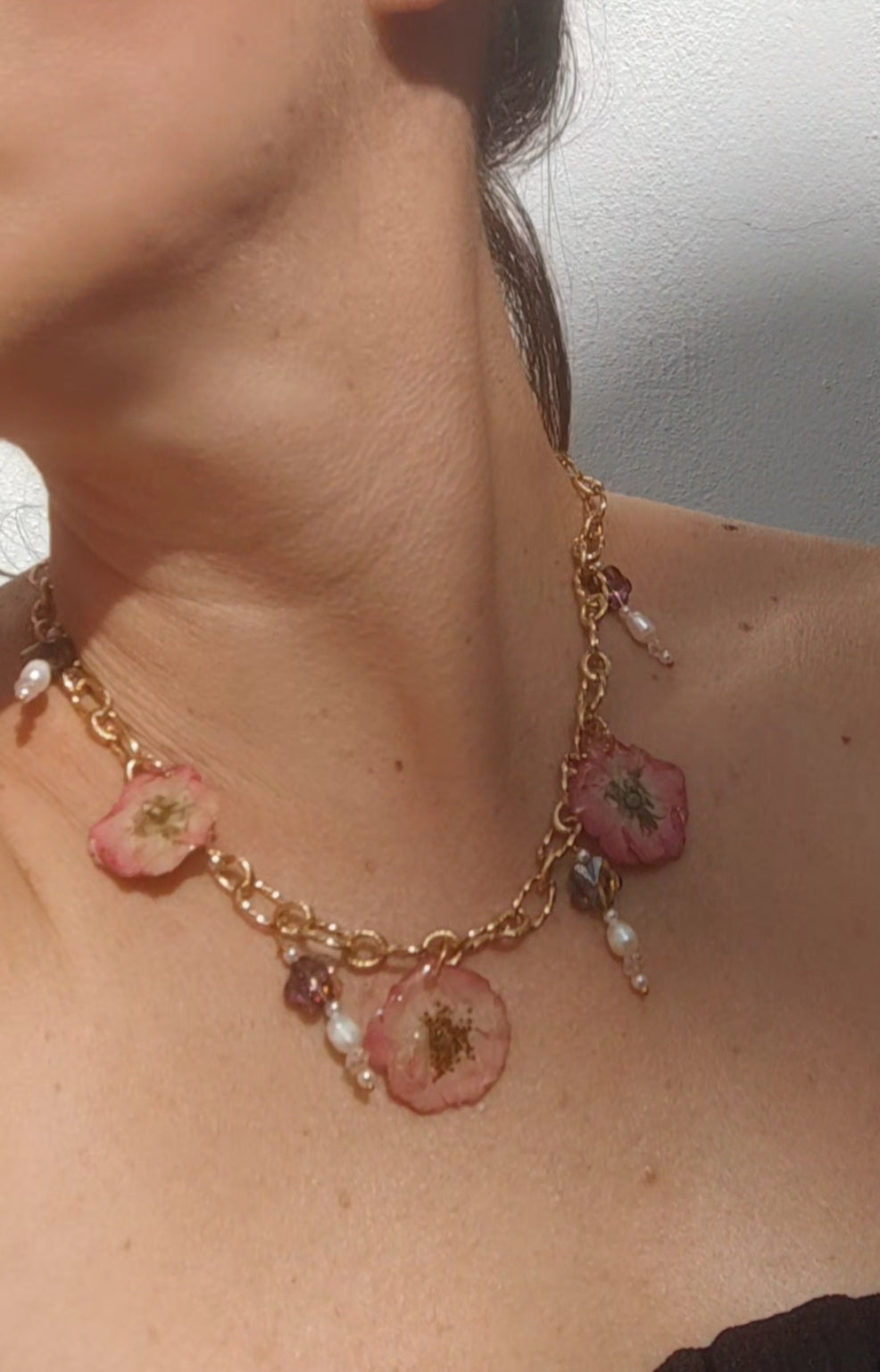 Collar de rosas reales, cristal facetado y perlas naturales