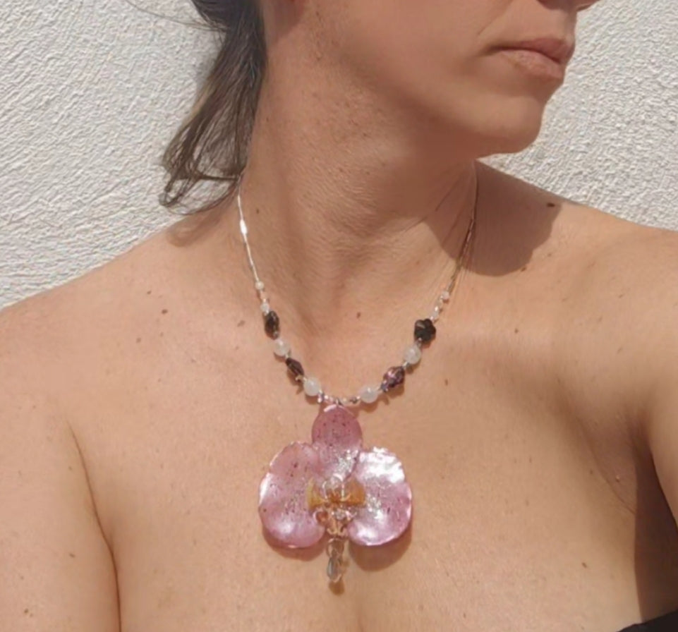 Collar de orquídea real con cristal facetado y cuarzo