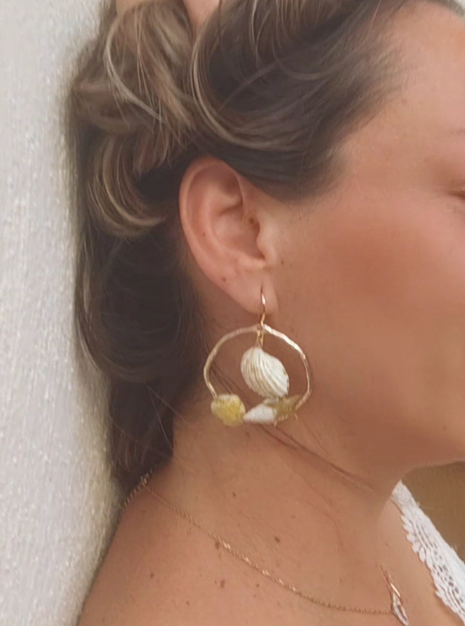 Pendientes de conchas naturales hechos a mano