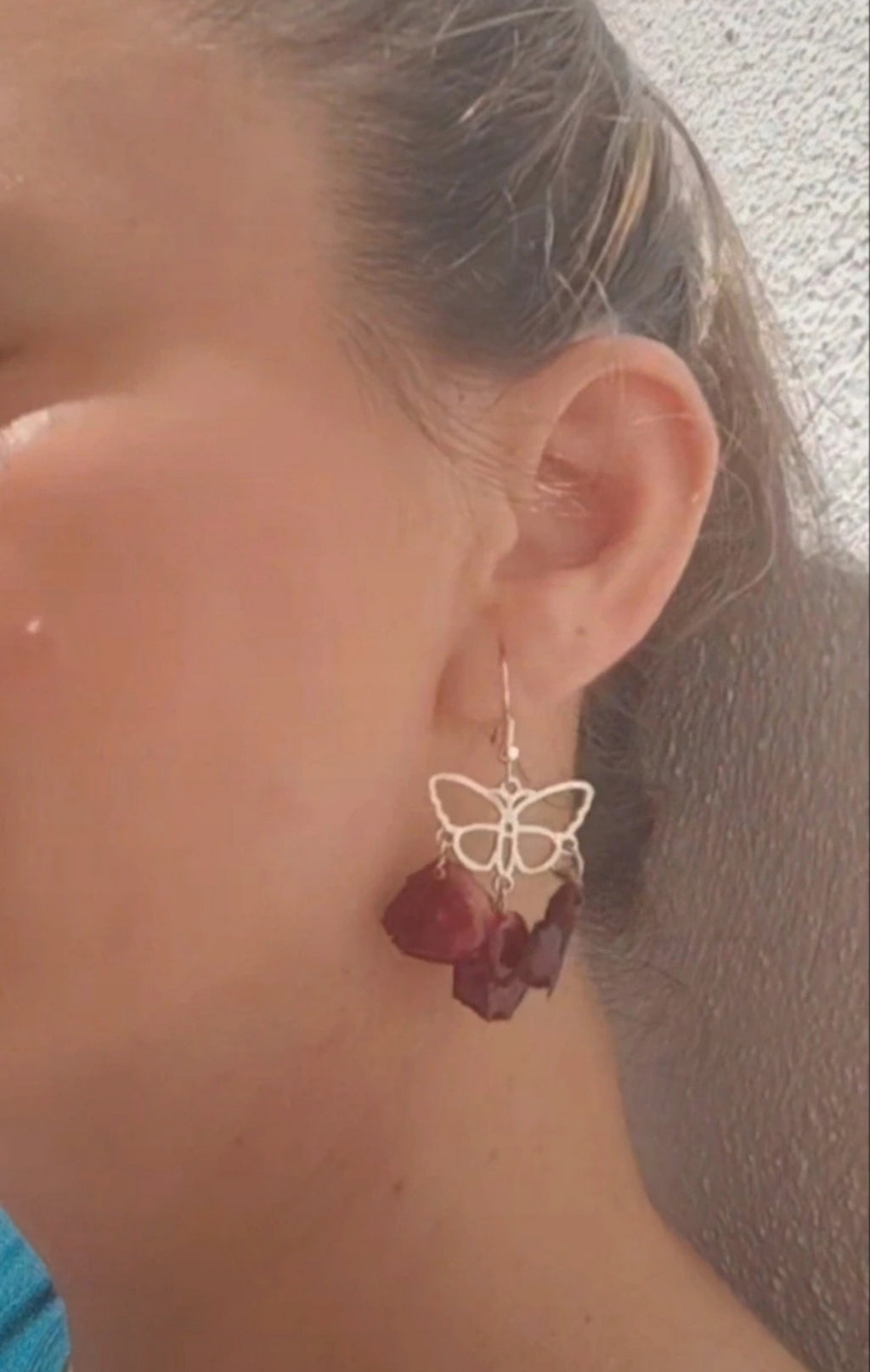 Pendientes con petalos de rosa real resinada