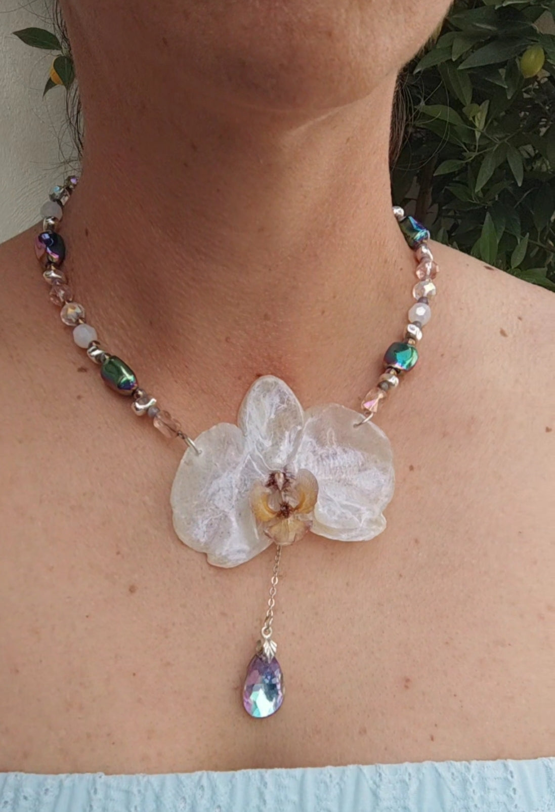 Collar Orquídea Blanca Hecho a Mano – Phalaenopsis con Nácar Iridiscente y Cristal Facetado, Joyería Floral Elegante, Regalo Único