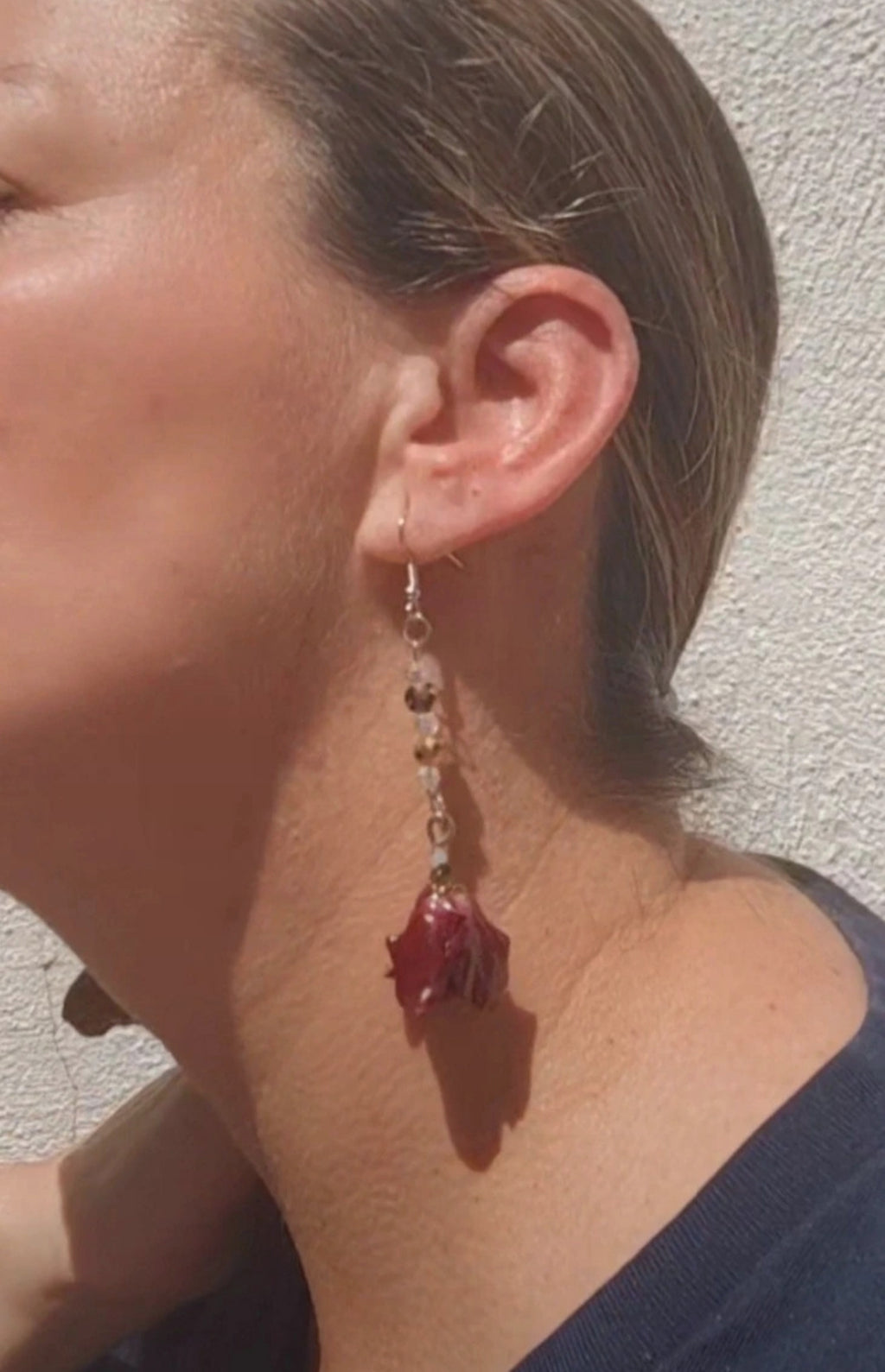 Pendientes artesanales con cristal facetado y rosas naturales. Joyería botanica única y elegante