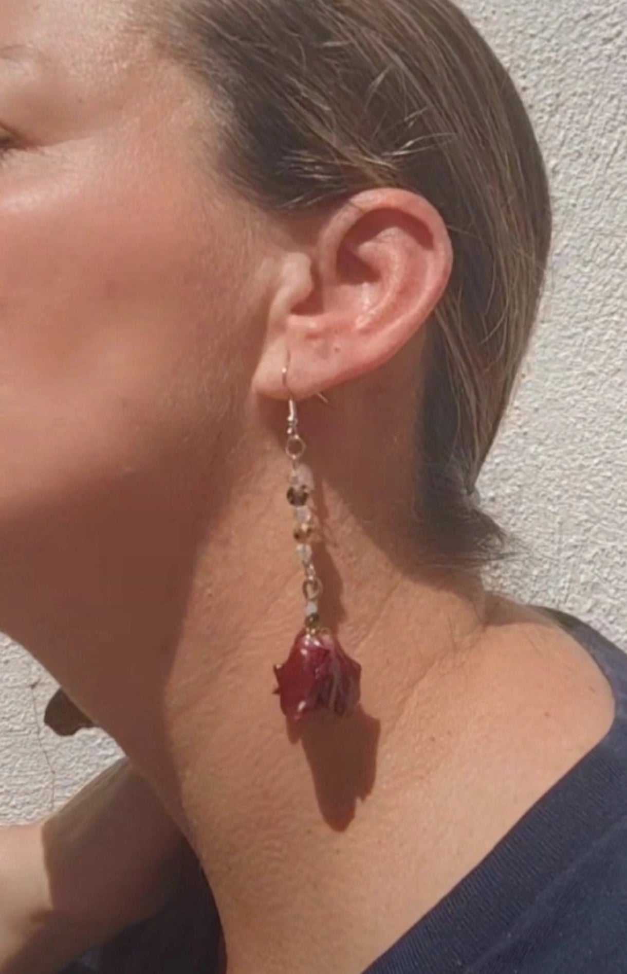 Pendientes artesanales con cristal facetado y rosas naturales. Joyería botanica única y elegante
