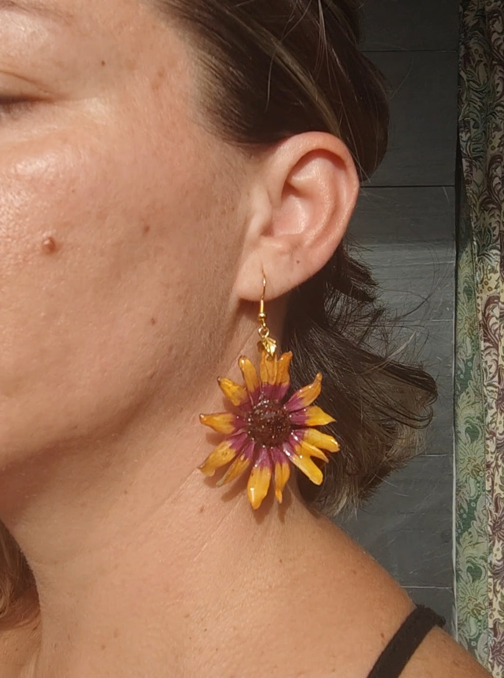 Margaritas bicolor auténticas resinadas con enganche de acero inoxidable – Joyería natural
