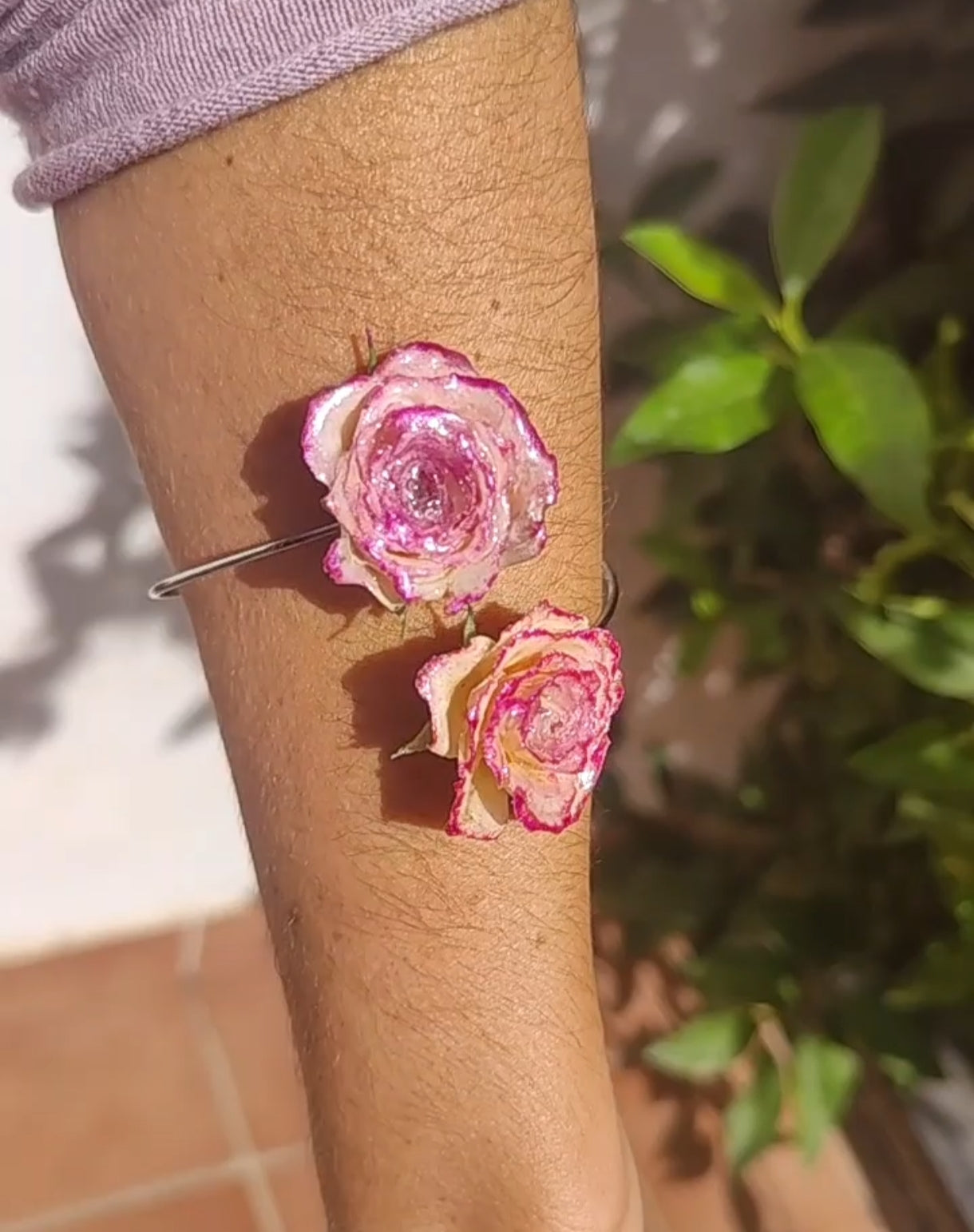 Pulsera de Rosas Reales. Brazalete de Acero Inoxidable con Rosas Preservadas en Resina, Joyería Artesanal, Regalo Romántico para Ella