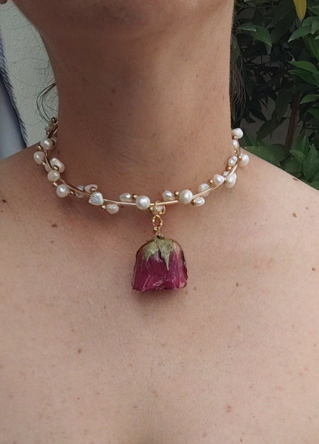 Collar Exclusivo de Perlas Naturales y Rosa Roja Preservada | Joyería Artesanal Única | eternalflowersbyMonicaDelgado
