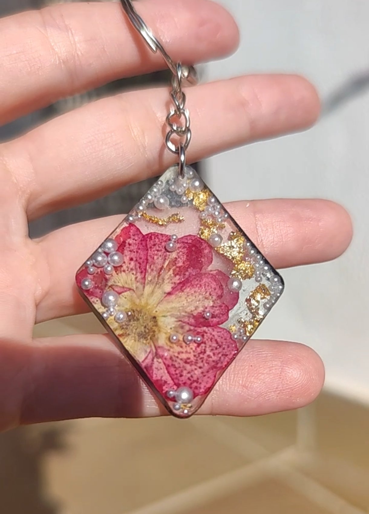 Llavero artesanal de flores prensadas