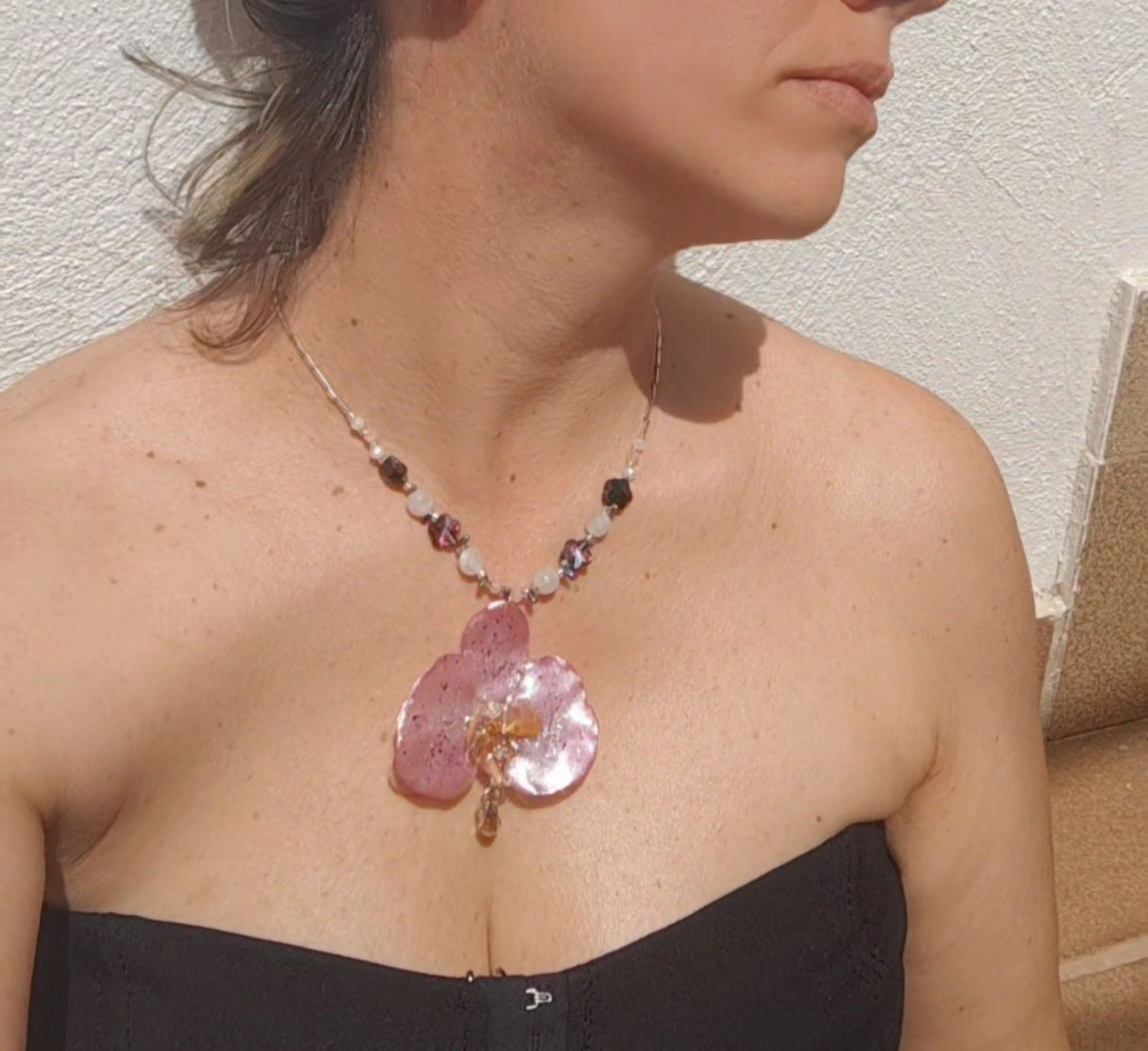 Collar de orquídea real con cristal facetado y cuarzo