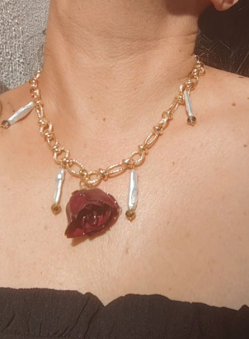 Collar con rosa natural encapsulada en resina – Joyería botánica hecha a mano con perlas y cristal, baño en oro 18K