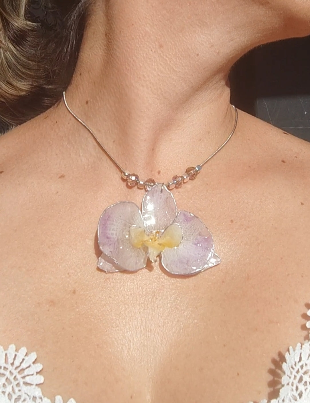 Collar de acero inoxidable hecho a mano con orquídea Phalaenopsis real deshidratada, bordes en nácar lila, resina UV y cuentas de cristal checo