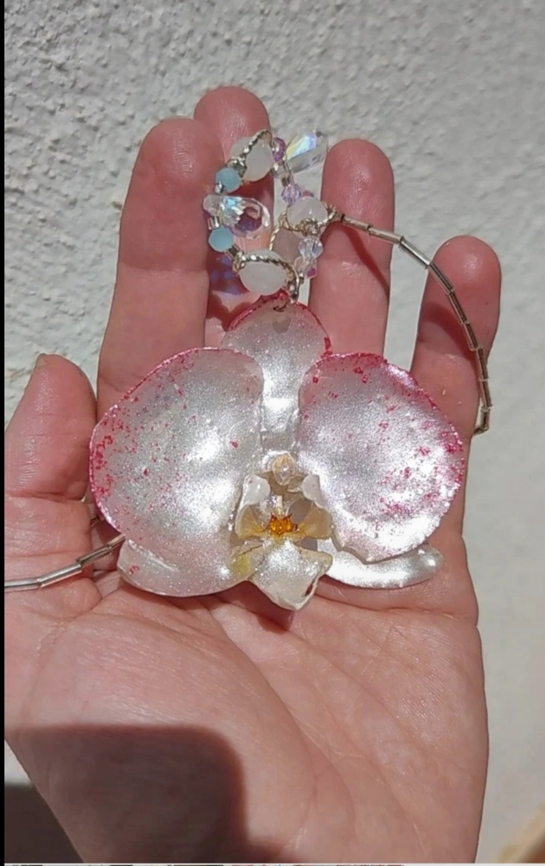 Collar de orquídea real resinada