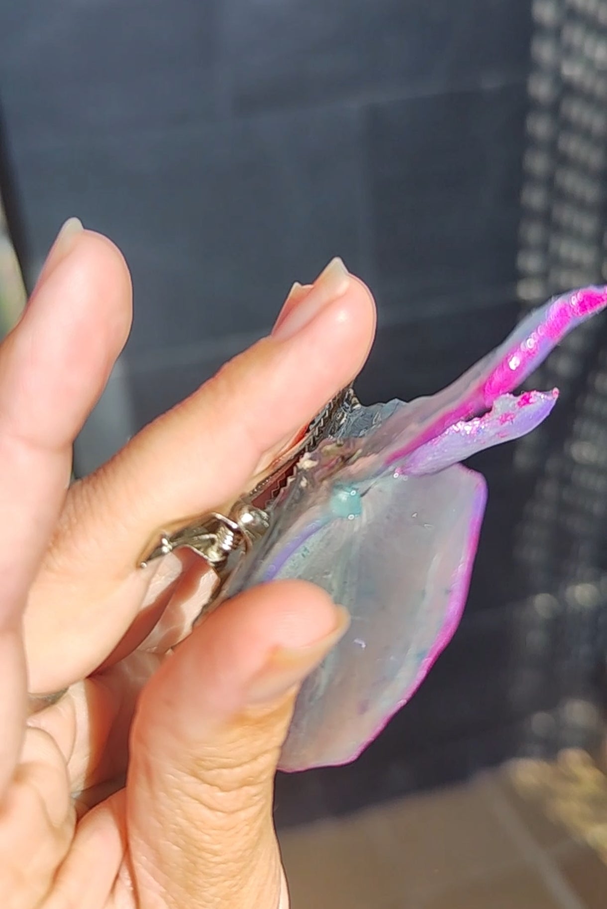 Clip de pelo con orquídea real en resina – Accesorio floral artesanal – Joya con flor preservada – Regalo único para mujer