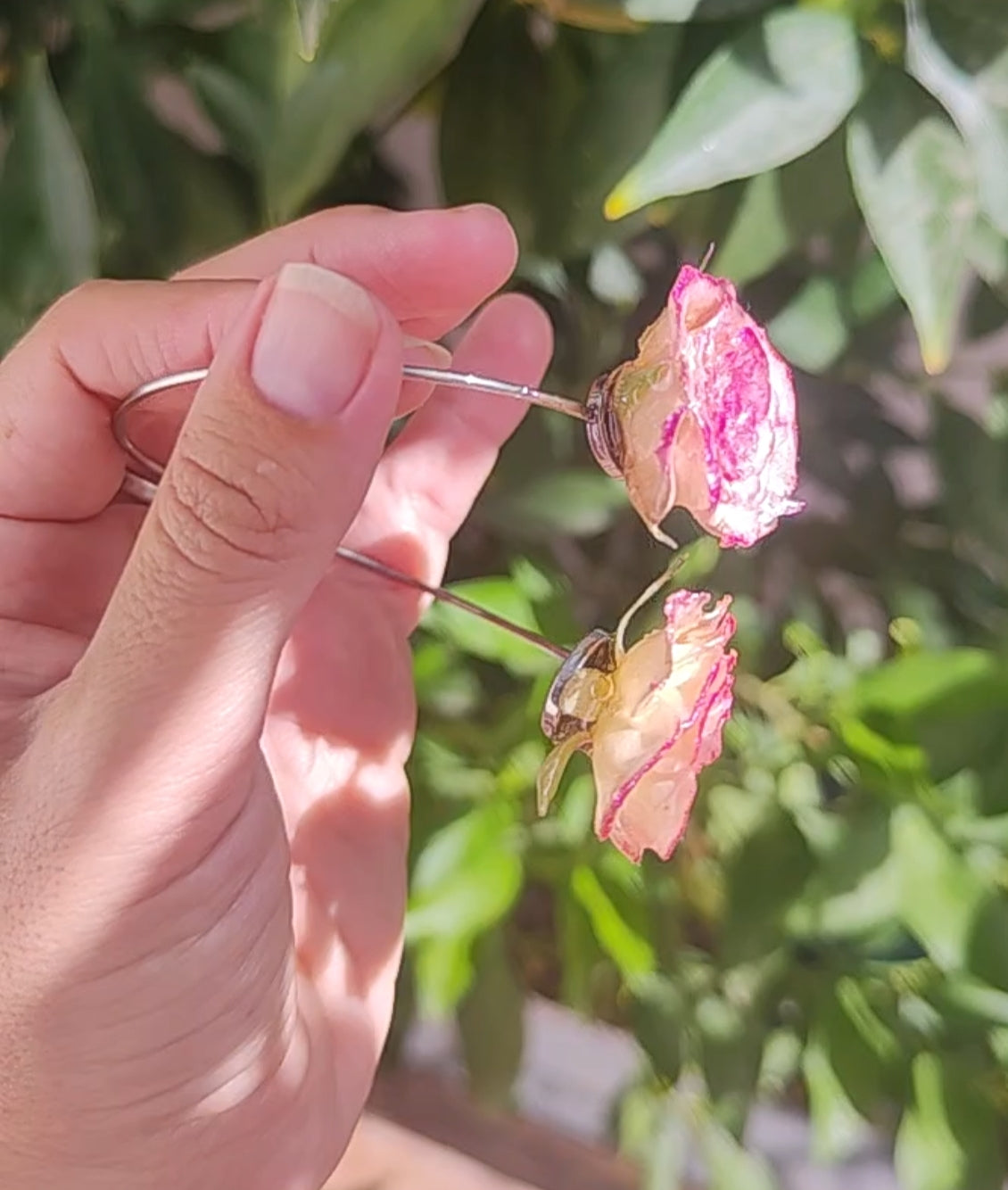 Pulsera de Rosas Reales. Brazalete de Acero Inoxidable con Rosas Preservadas en Resina, Joyería Artesanal, Regalo Romántico para Ella