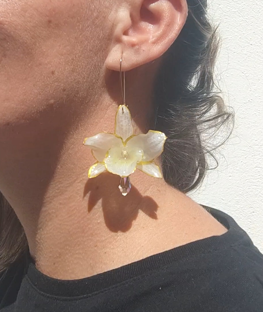 Pendientes de orquídea dendrobium blanca hechos a mano, en acero inoxidable · Flores naturales con bordes dorados · Lágrimas de cristal facetado