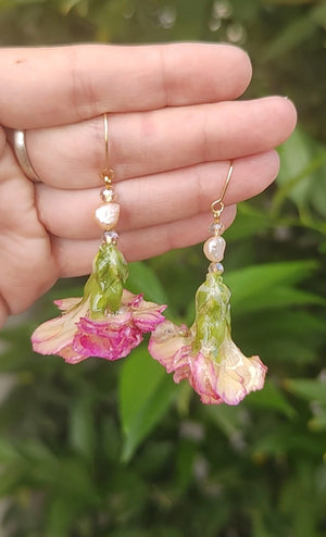 Pendientes artesanales con mini claveles naturales resinados, perlas naturales de río y acero inoxidable