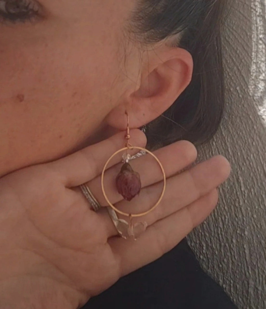Pendientes hechos a mano con rosas reales resinadas. Regalo para ella. Pendientes con rosas