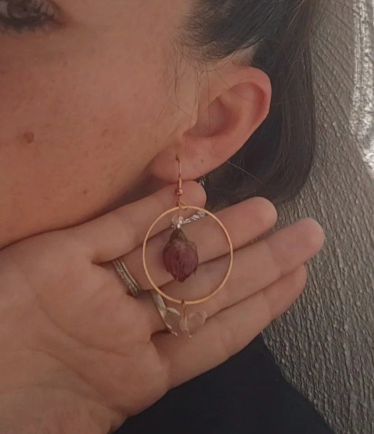 Pendientes hechos a mano con rosas reales resinadas. Regalo para ella. Pendientes con rosas