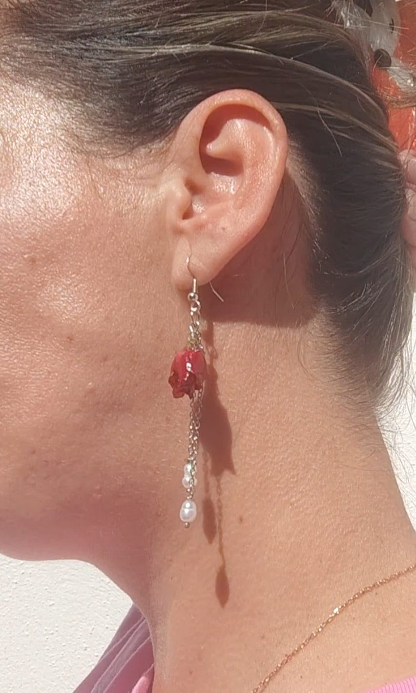 Pendientes artesanales con rosas reales y perlas naturales. Joyería botánica única en acero inoxidable