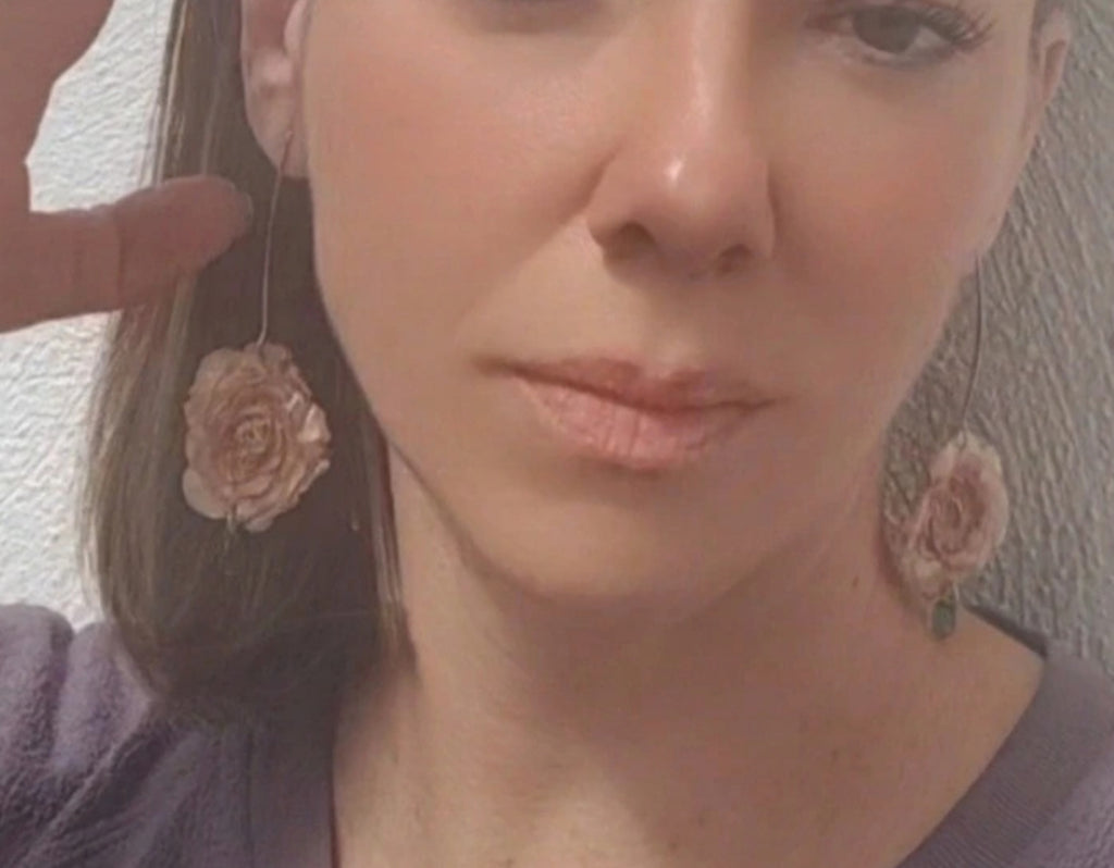 Pendientes de mini rosas reales resinadas