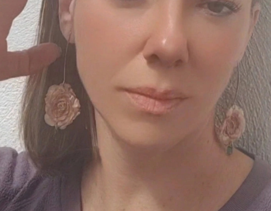 Pendientes de mini rosas reales resinadas
