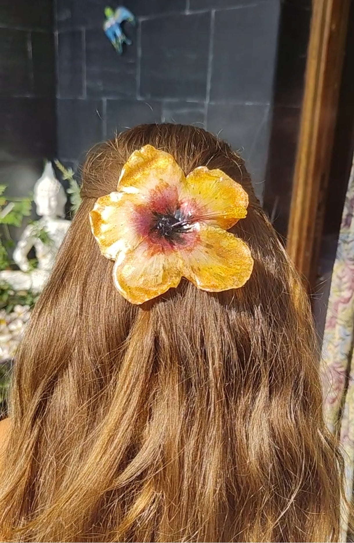 Horquilla de hibisco naranja real hecha a mano, preservada en resina. Accesorio floral boho para cabello, ideal para bodas, verano y estilo fairycore.