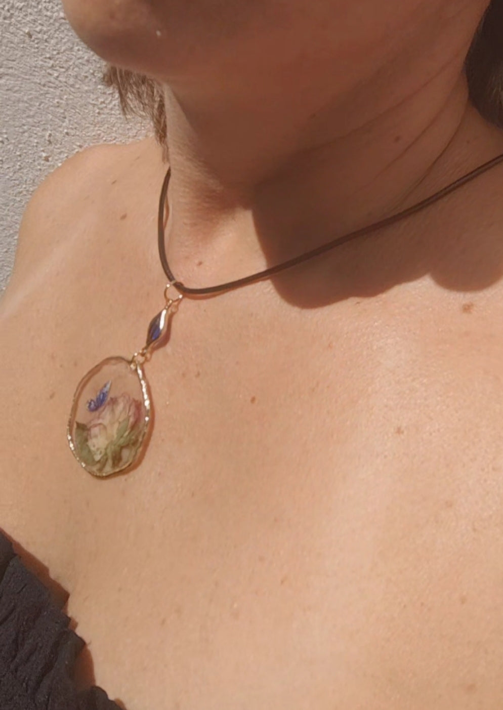 Colgante con rosa preservada