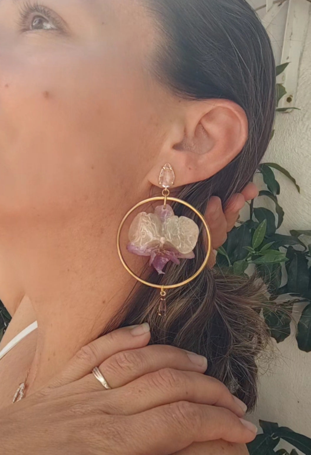 Pendientes Orquídea Lila Hechos a Mano | Aros Dorados y Enganches Bañados en Oro 18K | Pendientes Florales Elegantes