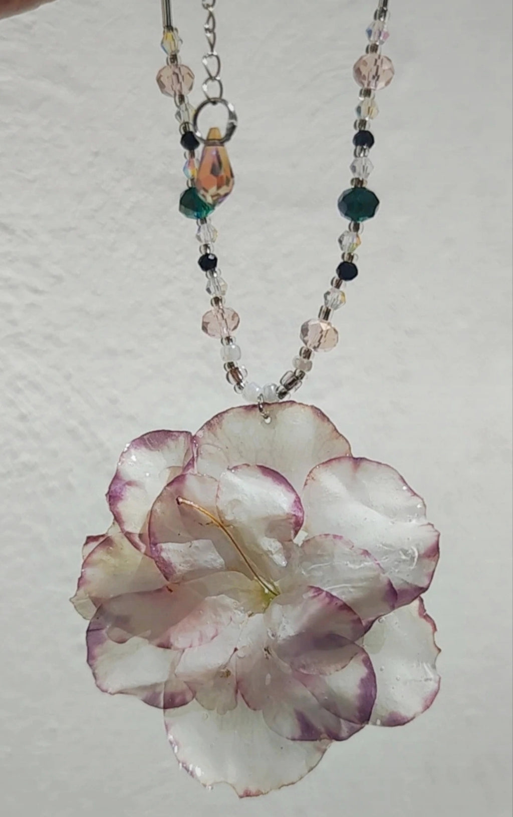 Collar de flor de azalea real resinada